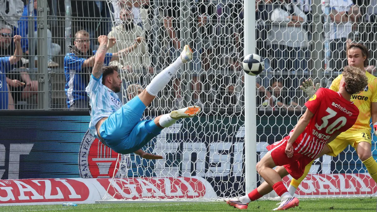 BAU // Stuttgart Fußball Regionalliga Südwest , Stuttgarter Kickers vs. SC Freiburg II , Tor zum 2 : 1 , von links: Torschütze Dejan Bozic ( Kickers ) / Rouven Tarnutzer ( Frei ) / Jaaso Jantunen ( Frei )