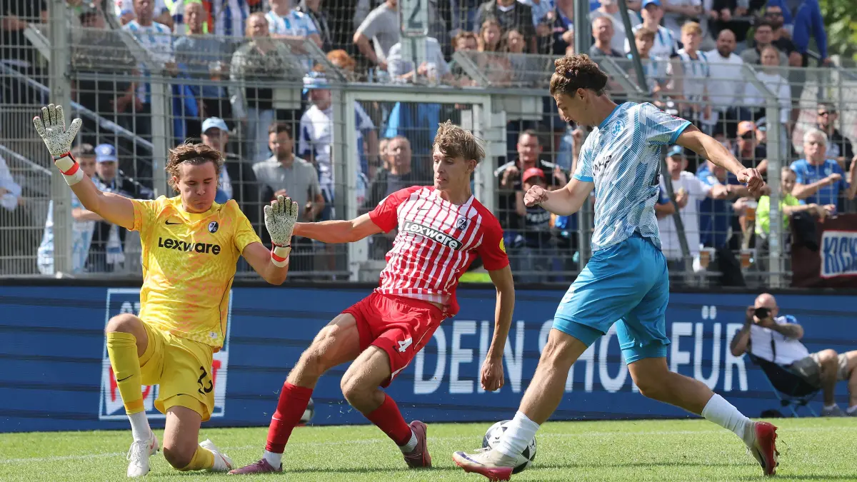 Stuttgart Fußball Regionalliga Südwest , Stuttgarter Kickers vs. SC Freiburg II , von links: Jaaso Jantunen Frei 7 Marius Klein Frei / David Stojak Kickers *** Stuttgart Soccer, Regionalliga Southwest Stuttgarter Kickers vs. SC Freiburg II from left: Jaaso Jantunen Frei 7, Marius Klein Frei, David Stojak Kickers