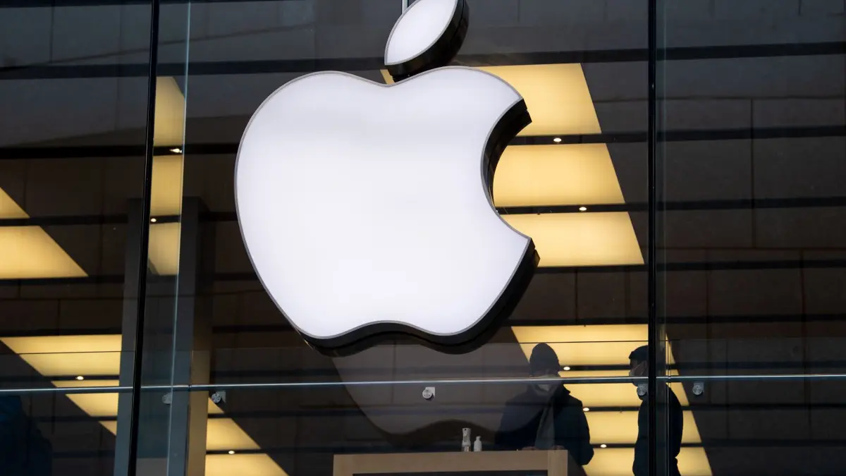 Apple: ARCHIV - 26.01.2022, Bayern, München: Das Logo des Technologieunternehmens Apple ist am Apple Store in der Müchner Innenstadt zu sehen. (zu dpa: «Apple beziffert Steuerzahlungen in Deutschland und Europa») Foto: Sven Hoppe/dpa +++ dpa-Bildfunk +++