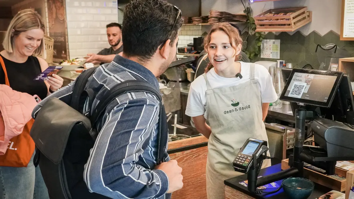 Food Influencerin Maya (fitgreenmind) kommt in den dean & david Store in Stuttgart und bereitet einen Tag lang vegane Speisen zu: Food Influencerin Maya (fitgreenmind) kommt in den dean & david Store in Stuttgart und bereitet einen Tag lang vegane Speisen zu -