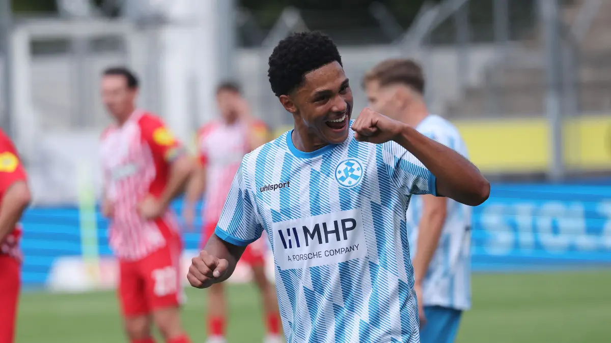BAU // Stuttgart Fußball Regionalliga Südwest , Stuttgarter Kickers vs. SC Freiburg II , Jubel David Udogu ( Kickers ) nach seinem Tor zum 1 : 0