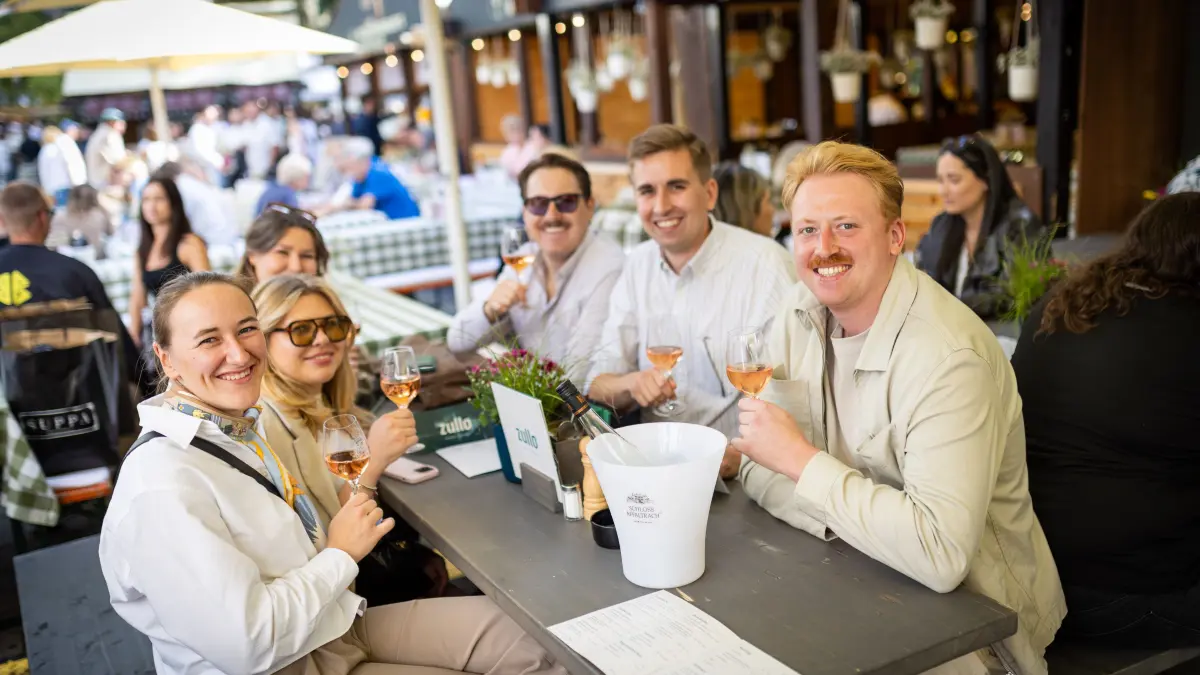 Rundgang über das 50. Stuttgarter Weindorf: Stuttgart, Baden-Württemberg, 22.08.2026:
Rundgang über das 50. Stuttgarter Weindorf auf dem Marktplatz und Schillerplatz
Im Bild: v.l.n.r. Senta, Louisa, Lea, Joel, Daniel und Fabian
Notiz: No model release. Kein Einverständnis für Werbung, keine Weitergabe an Dritte.