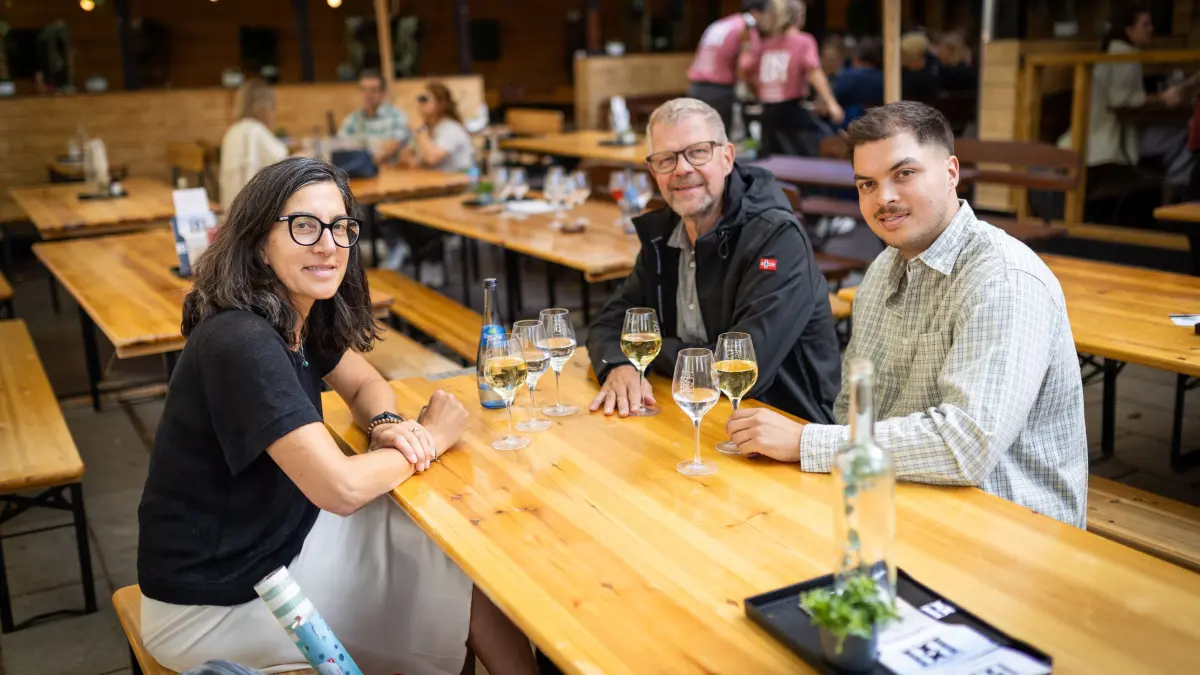 Rundgang über das 50. Stuttgarter Weindorf: Stuttgart, Baden-Württemberg, 22.08.2026:
Rundgang über das 50. Stuttgarter Weindorf auf dem Marktplatz und Schillerplatz
Im Bild: v.l. Susanne Lambe, Martin Lambe und Moritz Lambe
Notiz: No model release. Kein Einverständnis für Werbung, keine Weitergabe an Dritte.