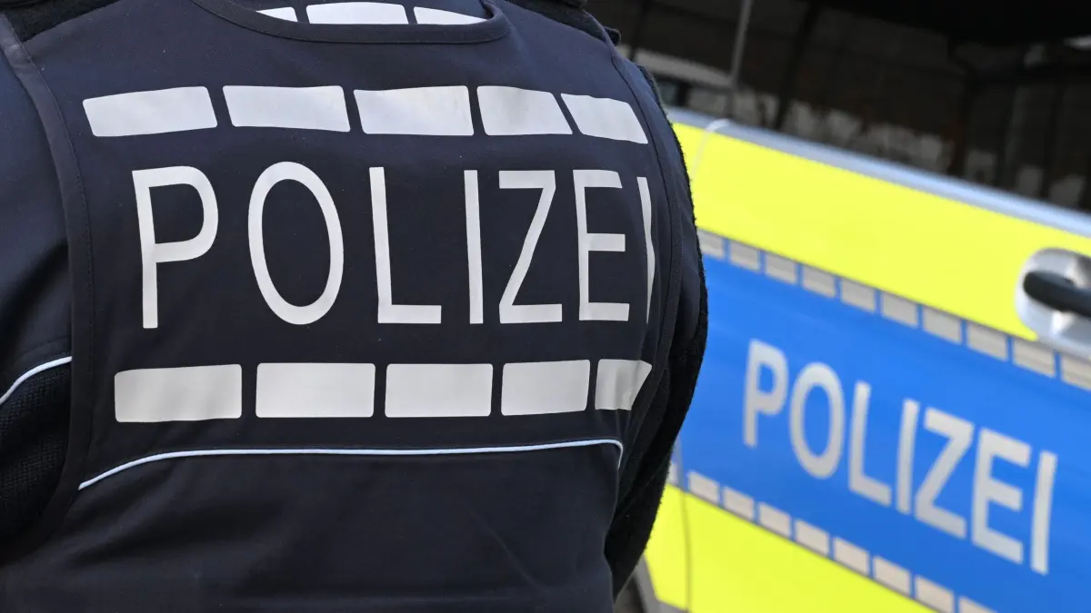 SEK-Einsatz in Lübeck: ARCHIV - 03.12.2024, Baden-Württemberg, Stuttgart: Der Schriftzug «Polizei» ist auf einem Einsatzfahrzeug und auf der Dienstkleidung der Polizei aufgebracht. (zu dpa: «Drohanruf bei Lübecker Bank - SEK nimmt Verdächtigen fest») Foto: Bernd Weißbrod/dpa +++ dpa-Bildfunk +++