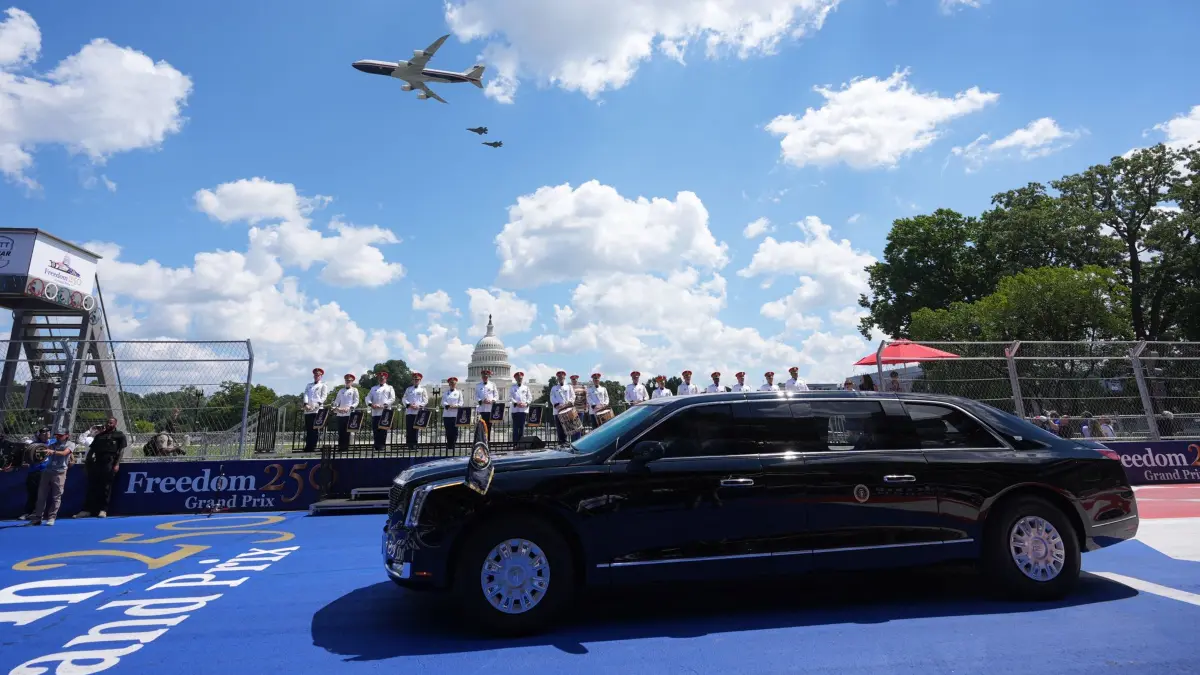Grand Prix IndyCar Freedom 250 in den USA: 23.08.2026, USA, Washington: Die „Air Force One“ und vier F-35 fliegen über die Rennstrecke hinweg, während US-Präsident Donald Trump in der als „The Beast“ bekannten Präsidentenlimousine vor dem IndyCar-Rennen „Freedom 250 Grand Prix“ eine Runde über die Rennstrecke dreht. Foto: Alex Brandon/AP/dpa +++ dpa-Bildfunk +++