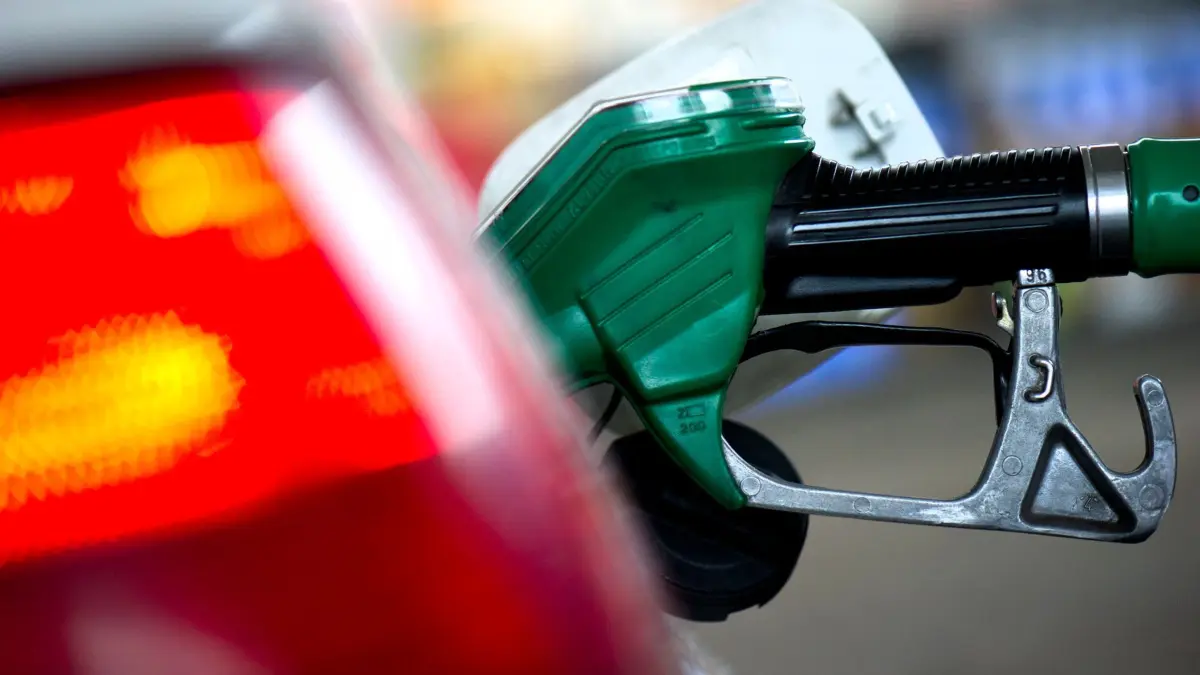 Tanken: ARCHIV - 21.02.2012, Sachsen, Dresden: An einer Tankstelle steckt ein Zapfstutzen einer Zapfsäule im Tank eines Autos. (zu dpa: «Teures Tanken: Preis für E10 kurz vor Rekordhoch») Foto: Arno Burgi/dpa-Zentralbild/dpa +++ dpa-Bildfunk +++