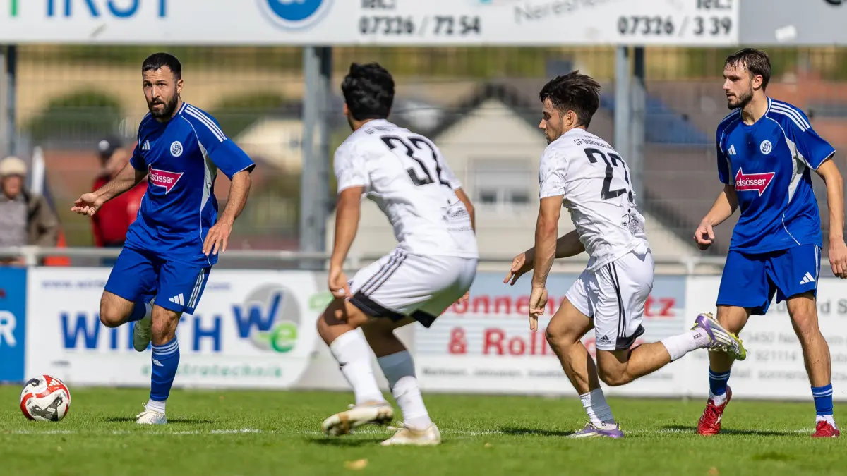 Tahir Bahadir (VfL Sindelfingen, #09) fuehrt Ball mit fokussiertem Blick Bakhtiiar Kazymov (Sportfreunde Dorfmerkingen II, #32) Lennart Ochs (Sportfreunde Dorfmerkingen II, #22) und Filippo Intemperante (VfL Sindelfingen, #28) schauen zu,
GER, SF Dorfmerkingen II vs. VfL Sindelfingen, Fussball, Herren, Landesliga Wuerttemberg Staffel 2, 3. Spieltag, Spielzeit 2026/2027, 22.08.2026,
Foto: Eibner-Pressefoto/Jani Pless