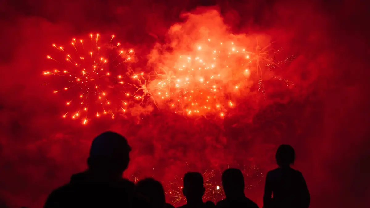 Flammende Sterne 2026 - Tag 2: 22.08.2026, Ostfildern: Besucher genießen bei den Flammenden Sternen 2026 das Feuerwerk der Pyrotechniker von Fireworks Australia aus Australien.