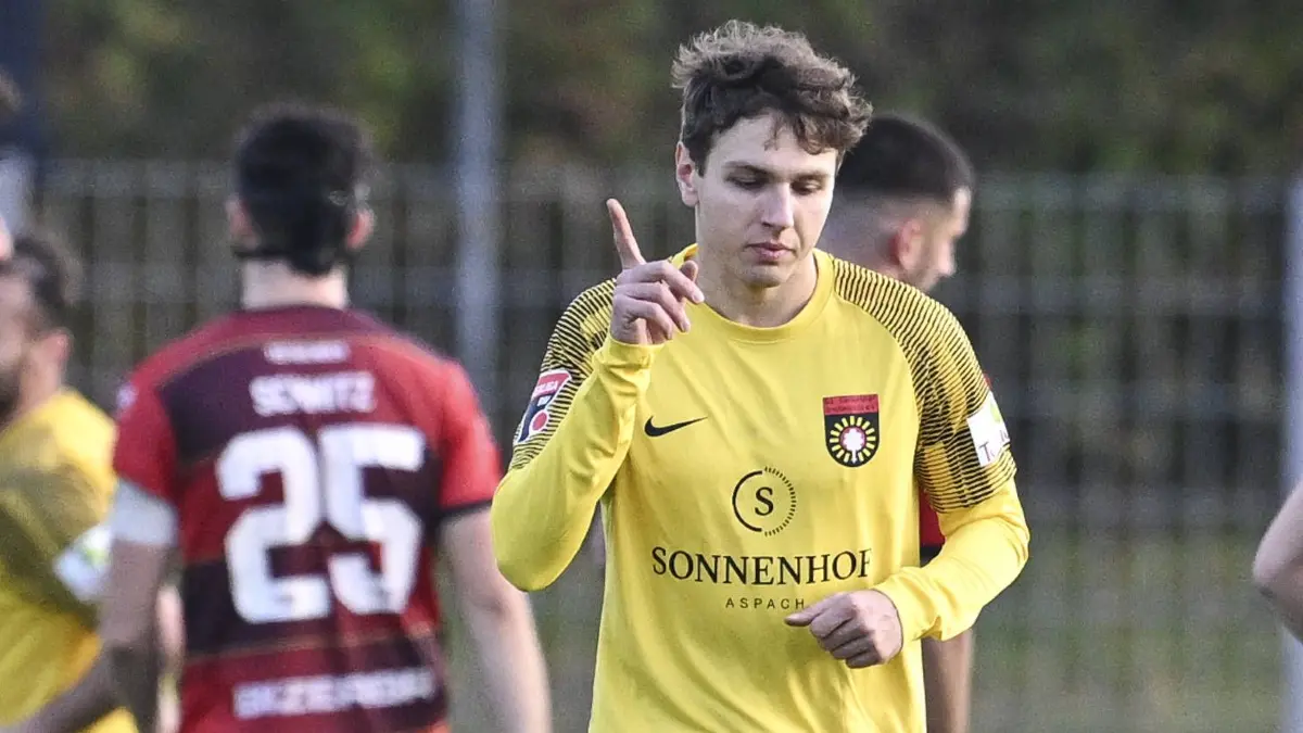 Fussball Oberliga 2024/2025 09.11.2024 TSG Balingen - SG Sonnenhof Grossaspach Team SG Sonnenhof Grossaspach Torschutze Valentyn Podolsky Mitte *** Soccer Oberliga 2024 2025 09 11 2024 TSG Balingen SG Sonnenhof Grossaspach Team SG Sonnenhof Grossaspach Goalkeeper Valentyn Podolsky Center