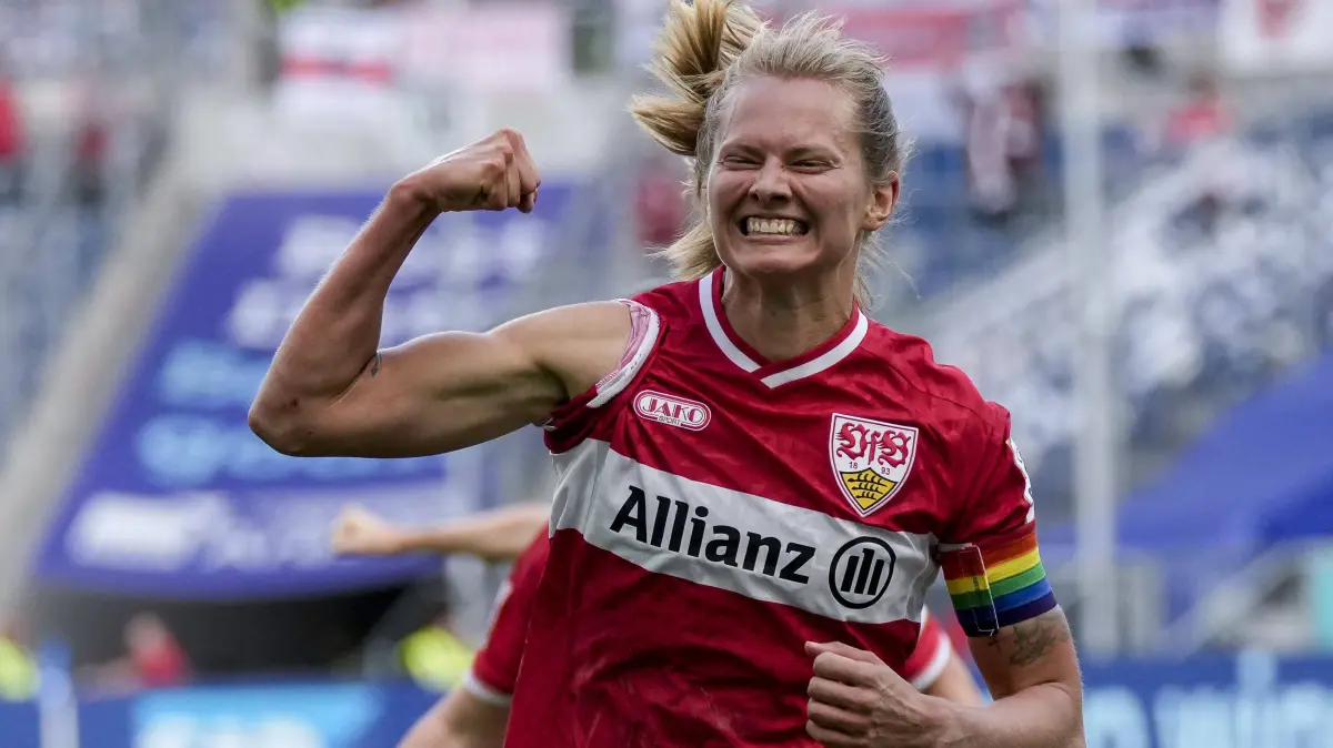 Torschützin Maximiliane Rall Maxi Rall, VfB, 8 lässt die Muskeln spielen, jubelt über das Tor zum 1:1, Jubel, jubeln, Torjubel, Torerfolg, celebrate the goal, goal, celebration, jubelt ueber das Tor, Freuen, Freude, freut sich, optimistisch, positiv, Spielszene, Highlight, Einzelbild, Einzelfoto, Aktion, Action, 23.08.2026, Sinsheim Deutschland, Fussball, Google Pixel Frauen-Bundesliga, TSG 1899 Hoffenheim - VfB Stuttgart, DFB/DFL REGULATIONS PROHIBIT ANY USE OF PHOTOGRAPHS AS IMAGE SEQUENCES AND/OR QUASI-VIDEO. *** Goal scorer Maximiliane Rall Maxi Rall, VfB, No. 8 flexes her muscles, celebrates the goal that tied the score at 11, Celebration, cheering, goal celebration, goal scored, celebrate the goal, goal, celebration, celebrating the goal, joy, happiness, delighted, optimistic, positive, game scene, highlight, single frame, single photo, action, 23 08 2026, Sinsheim, Germany, soccer, Google Pixel Womens Bundesliga, TSG 1899 Hoffenheim vs. VfB Stuttgart, DFB and DFL regulations prohibit any use of photographs as image sequences and/or quasi-video xozx