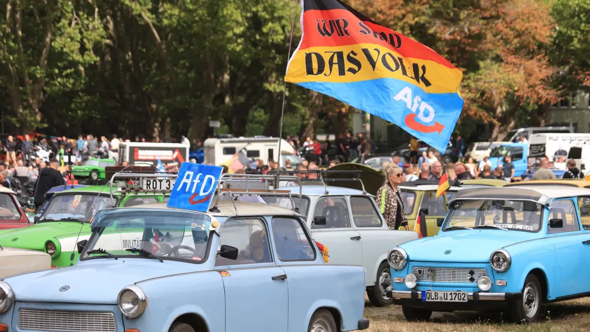 Simson-Ausfahrt mit Spitzenkandidat AFD Siegmund: 23.08.2026, Sachsen-Anhalt, Quedlinburg: Fahrzeuge mit AFD Fahnen stehen auf einer Festwiese in Quedlinburg. Sachsen-Anhalts AFD Spitzenkandidat Siegmund lud zu einer Simson-Ausfahrt ein. Mehr als 5000 Teilnehmer waren gekommen. Foto: Matthias Bein/dpa +++ dpa-Bildfunk +++