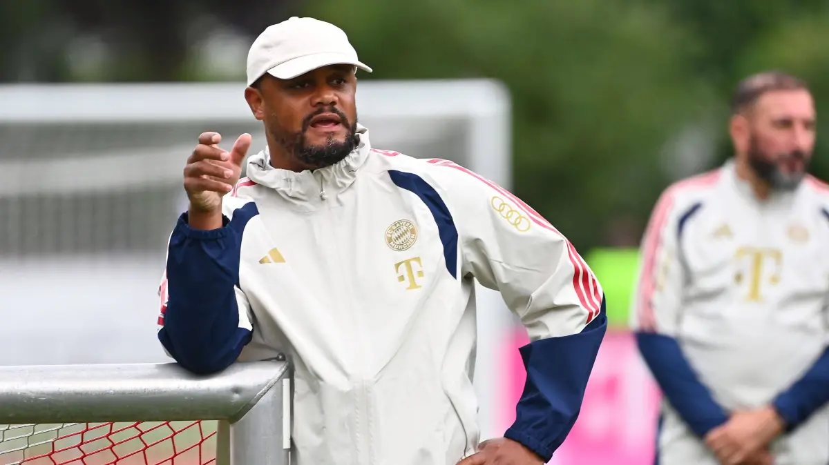 Trainingslager FC Bayern Muenchen in Rottach Egern: Trainer Vincent KOMPANY Bayern Muenchen Einzelbild,angeschnittenes Einzelmotiv,Halbfigur,halbe Figur. Oeffentliches Training FC Bayern Muenchen im Trainingslager in Rottach Egern am 27.07.2026. Fussball 1. Bundesliga,Saison 2026/2027. Â *** Coach Vincent KOMPANY, Bayern Munich single frame, cropped image, half-length portrait FC Bayern Munich public training session at the training camp in Rottach-Egern on July 27, 2026 soccer, Bundesliga 1,20262027 season Â