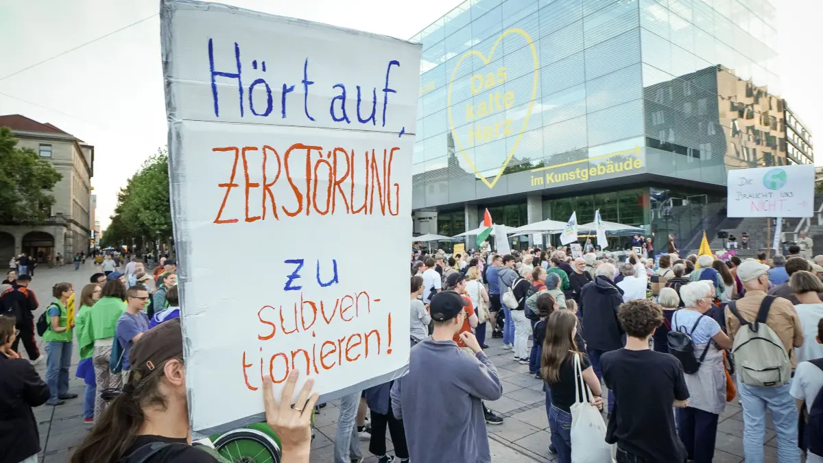 Fridays for Future Stuttgart lädt zu einer Hitzedemo ein - Schloßplatz: Fridays for Future Stuttgart lädt zu einer Hitzedemo ein - Schloßplatz