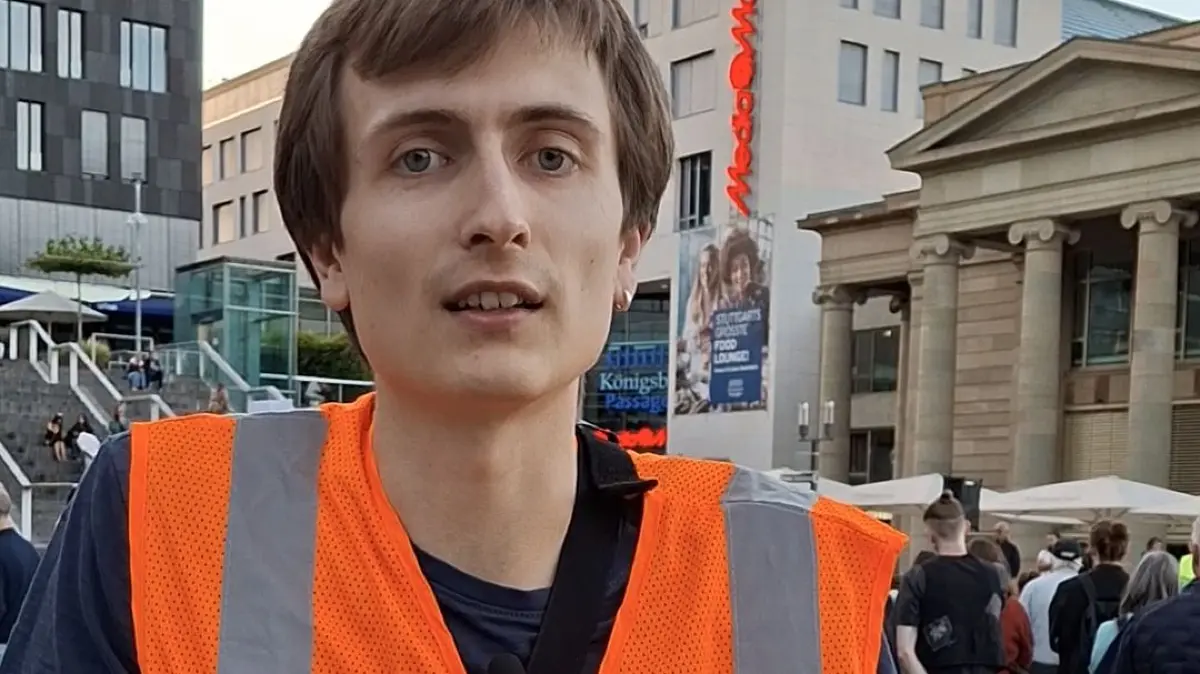 Jonathan Zwiener von Fridays for Future demonstriert in Stuttgart für mehr Klima- und Hitzeschutz.