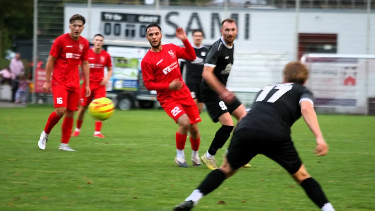 Fußball, Landesliga, TV Oeffingen gegen SG Schorndorf. Leonis Memaj (Mitte) und seinen Teamkollegen haben gegen die Gäste aus Schorndorf das Nachsehen.