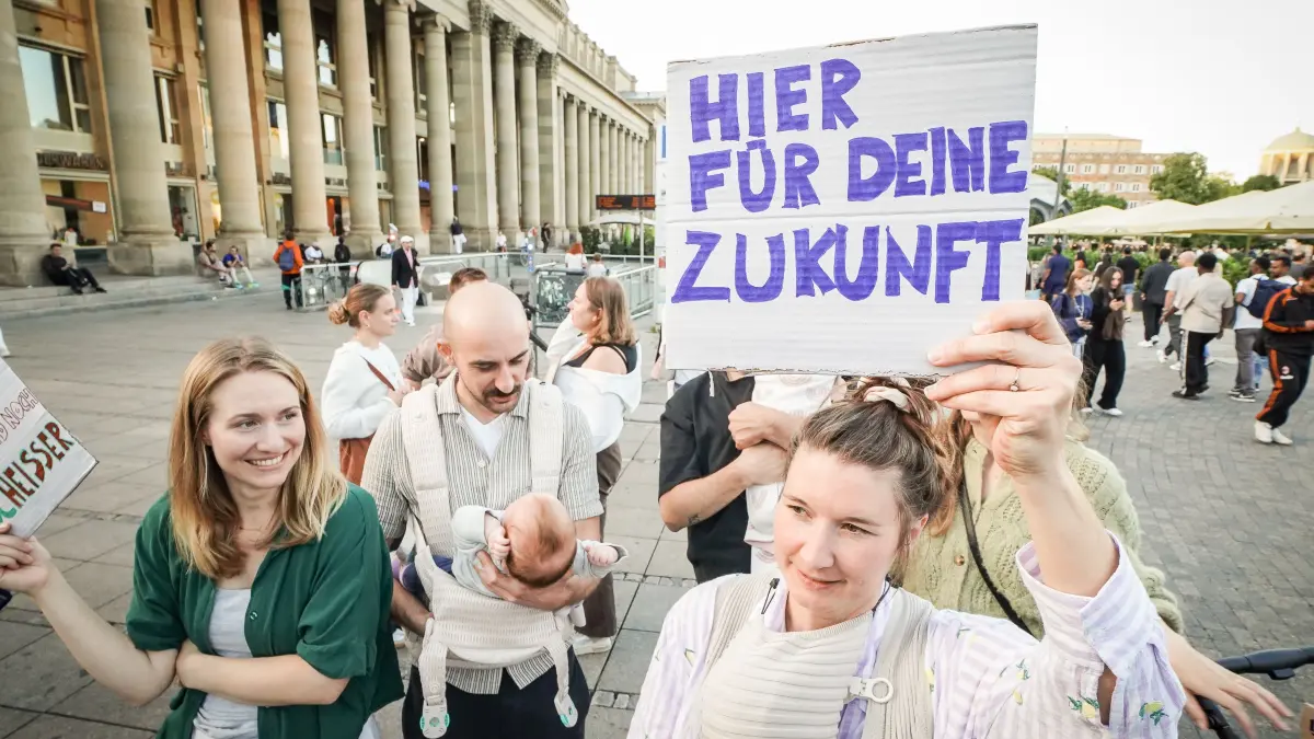 Fridays for Future Stuttgart lädt zu einer Hitzedemo ein - Schloßplatz: Fridays for Future Stuttgart lädt zu einer Hitzedemo ein - Schloßplatz