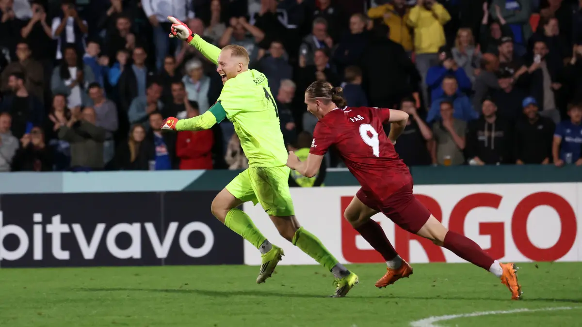 BAU // 2026.08.22, Deutschland, Aspach Fußball SG Sonnenhof Großaspach vs. Arminia Bielefeld, v.l. Maximilian Reule und Marlon Freddy Faß (Großaspach) jubeln über den Sieg