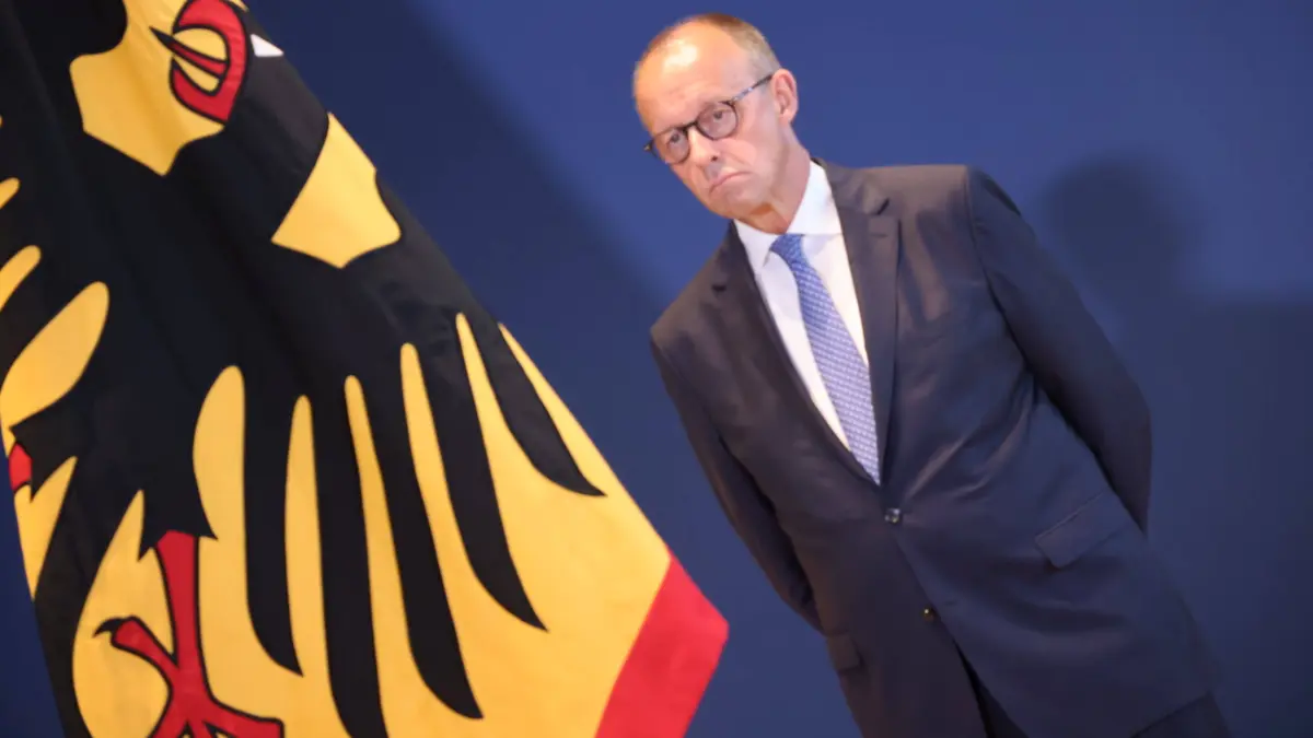 Fällt er oder fällt er nicht? Noch steht Kanzler Merz und bügelt seine Kritiker ab: „Wir wissen, was richtig und gut ist für das Land."