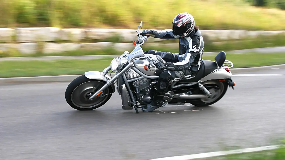 Bildnummer: 51709864 Datum: 17.06.2004 Copyright: imago/imagebroker
Fahrer rast auf seiner Harley Davidson V-Rod, Personen , Objekte , Mitzieher , Dynamik; 2004, Motorrad, Motorräder, Motorradfahrer, Fahrer, fahren, Schutzkleidung, Motorradhelm, Motorradhelme, Motorradkleidung, Tempo, Raser, Kurve, Triumph, Motorradindustrie; , quer, Kbdig, Einzelbild, Freisteller, Industrie, Wirtschaft, Deutschland, , Straße, Verkehr,