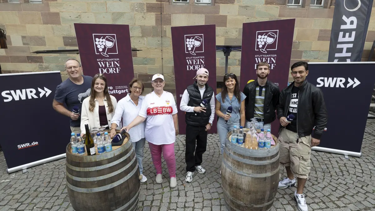 Weindorf Treff von SWR und der STZN: Weindorf-Treff SWR/STZN: Von der Blockparty zum Weindorf - Die Junge Arbeiter kommen - was treibt Rapper auf das Weindorf und was gefällt ihnen da?
Besetzung der Talkrunde:
- Jörg Pauly, Influencer, Schauspieler und Comedian
- Monika Hirschle, Schauspielerin, Autorin, schwäbische Komödiantin
- Angelika Brendle-Arndt, VfB-Oma
- Junge Arbeiter, Mo, Marcel, Theo, Rap-Musiker
- Weinkönigin Natalie Schäfter