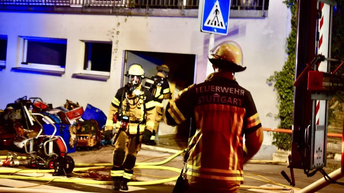 Die Feuerwehr Stuttgart wurde am Sonntagabend zu einem Brand in die Alexanderstrasse alarmiert. Gemeldet war ein Feuer in einem Kelleraums eines Gebaeudes. Daraufhin rueckten Einsatzkraefte der Feuerwachen 1 und 2 zur Einsatzstelle aus.<br />
<br />
Beim Eintreffen der ersten Einsatzkraefte bestaetigte sich die gemeldete Lage. Mehrere Trupps unter Atemschutz gingen umgehend zur Brandbekaempfung vor. Der im Vollbrand stehende Raum konnte schnell unter Kontrolle gebracht und geloescht werden.<br />
<br />
Durch den Brand hatte sich Rauch innerhalb der Wohnungen des Gebaeudes ausgebreitet. Die Einsatzkraefte kontrollierten daher die Wohnungen auf einen moeglichen Raucheintrag. Es gab keine Verletzte.<br />
<br />
Nach Abschluss der Loescharbeiten wurde das Gebaeude mit Hochleistungslueftern belueftet. Parallel fuehrten die Einsatzkraefte in den betroffenen Bereichen und Wohnungen Messungen mit CO-Messgeraeten durch, um eine moegliche Beaufschlagung mit Kohlenmonoxid auszuschliessen<br />
<br />
Die Kriminalpolizei hat die Ermittlungen zur Brandursache aufgenommen.