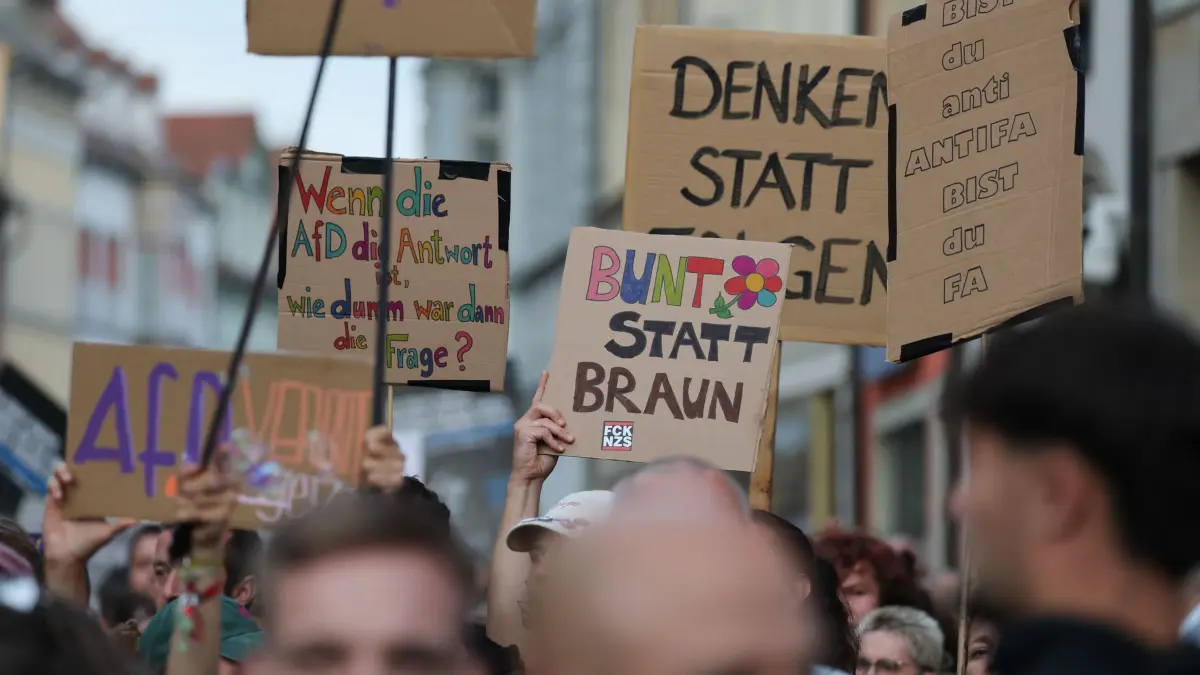 Wahlkampf Sachsen-Anhalt - AfD: 24.08.2026, Sachsen-Anhalt, Naumburg (Saale): Menschen nehmen an einer Gegendemonstration am Rande einer AfD-Wahlkampfveranstaltung teil. Foto: Jan Woitas/dpa +++ dpa-Bildfunk +++
