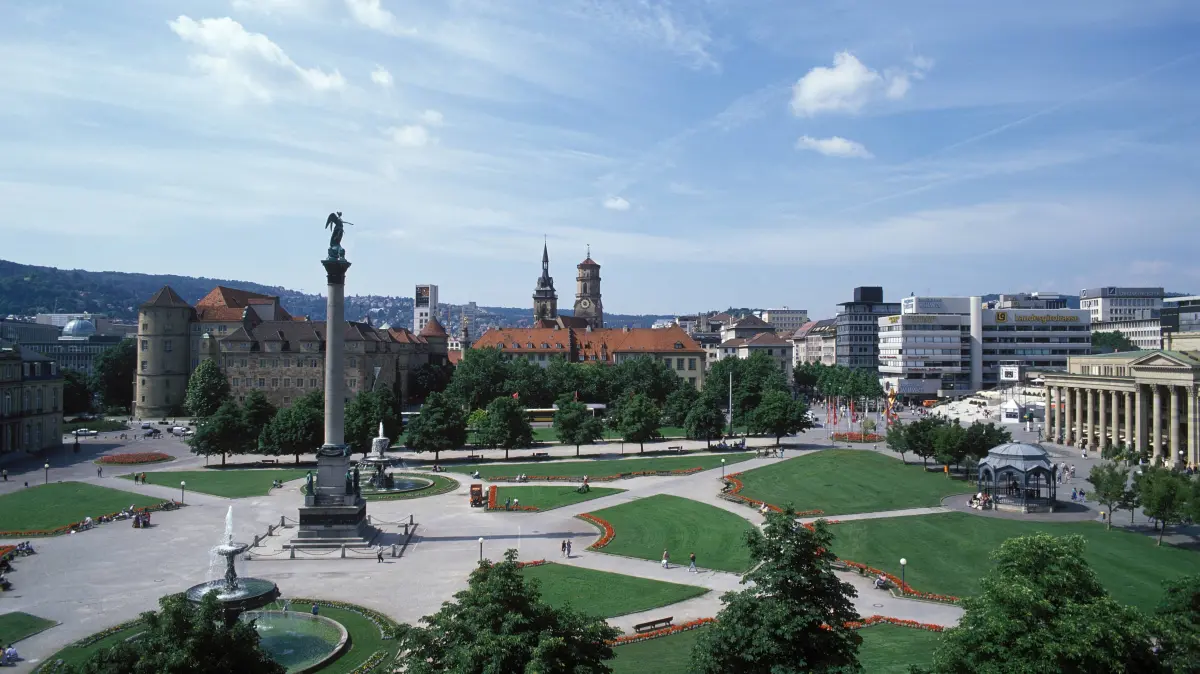 Bildnummer: 50095896 Datum: 20.04.2002 Copyright: imago/SMID
Parkanlage am Schlossplatz in Stuttgart - das klassizistische Gebäude am rechten Bildrand ist der Königsbau, in dem sich die Stuttgarter Börse befindet, Landschaft , Weite; 2002, Städte, Park, Stadtpark, Schlossplatz, Himmel, blau, , Stadtbild; , quer, Mfdia, Totale, Stadtlandschaft, Vogelperspektive, Perspektive, Luftaufnahme, Deutschland, ohne, Reisen, Baden-Württemberg, Europa; Aufnahmedatum geschätzt