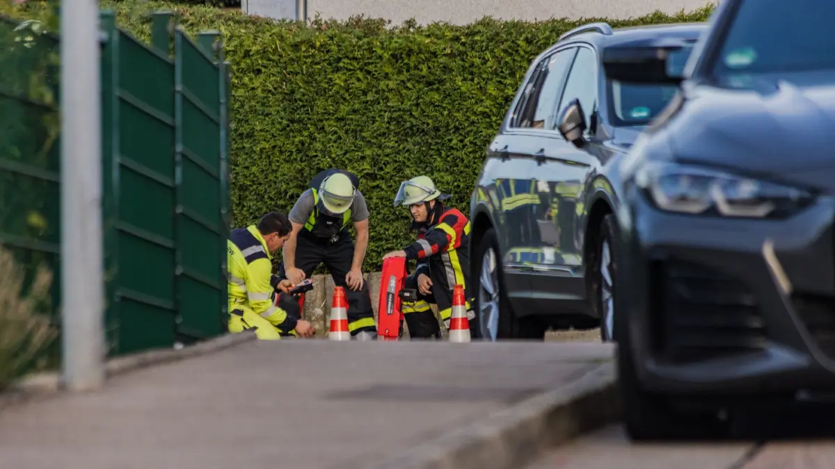 Weil der Stadt-Muenklingen: Ausstroemendes Gas aus Gastank sorgt fuer laengeren Feuerwehreinsatz : Ein leckgeschlagener Gastank hat am Sonntagabend einen groesseren Feuerwehreinsatz in Weil der Stadt-Muenklingen ausgeloest. Nach ersten Informationen der Feuerwehr trat aus bislang ungeklaerter Ursache Gas aus einem Tank unkontrolliert aus.<br />
<br />
Bei der ersten Erkundung stellten die Einsatzkraefte fest, dass es sich um ein Propan-Butan-Gemisch handelte. In dem Gastank sollen sich nach ersten Angaben noch rund fuenf Kubikmeter Gas befunden haben. Aufgrund der bestehenden Gefahr wurde der betroffene Bereich weitraeumig abgesperrt.<br />
<br />
Mehrere Gebaeude in unmittelbarer Naehe mussten vorsorglich evakuiert werden. Nach Angaben der Polizei waren davon rund 40 Personen betroffen. Die Feuerwehr kontrollierte den Gefahrenbereich und traf entsprechende Massnahmen, um eine weitere Gefaehrdung zu verhindern.<br />
<br />
Im Laufe des Abends wurde eine Fachfirma hinzugezogen, die sich um den beschaedigten Gastank und die weitere Sicherung kuemmerte. Der Einsatz zog sich ueber mehrere Stunden bis in den Abend hinein.<br />
<br />
Nach ersten Angaben wurde niemand verletzt. Die genaue Ursache fuer das Leck ist derzeit noch unklar.