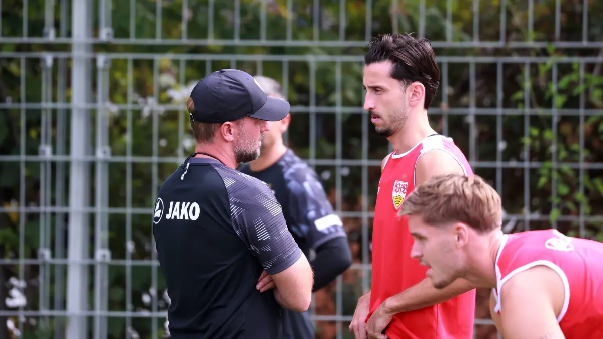 24.08.26 VfB Stuttgart Training: 24.08.26 VfB Stuttgart Training Deutschland, Stuttgart, 24.08.2026, Fussball, Bundesliga, Saison 2026/2027, VfB Stuttgart Training: v.l. Sebastian Hoeneß Trainer, Atakan Karazor. *** August 24, 2026 VfB Stuttgart Training Germany, Stuttgart, August 24, 2026, Soccer, Bundesliga, 20262027 Season, VfB Stuttgart Training from left: Sebastian Hoeneß Coach, Atakan Karazor