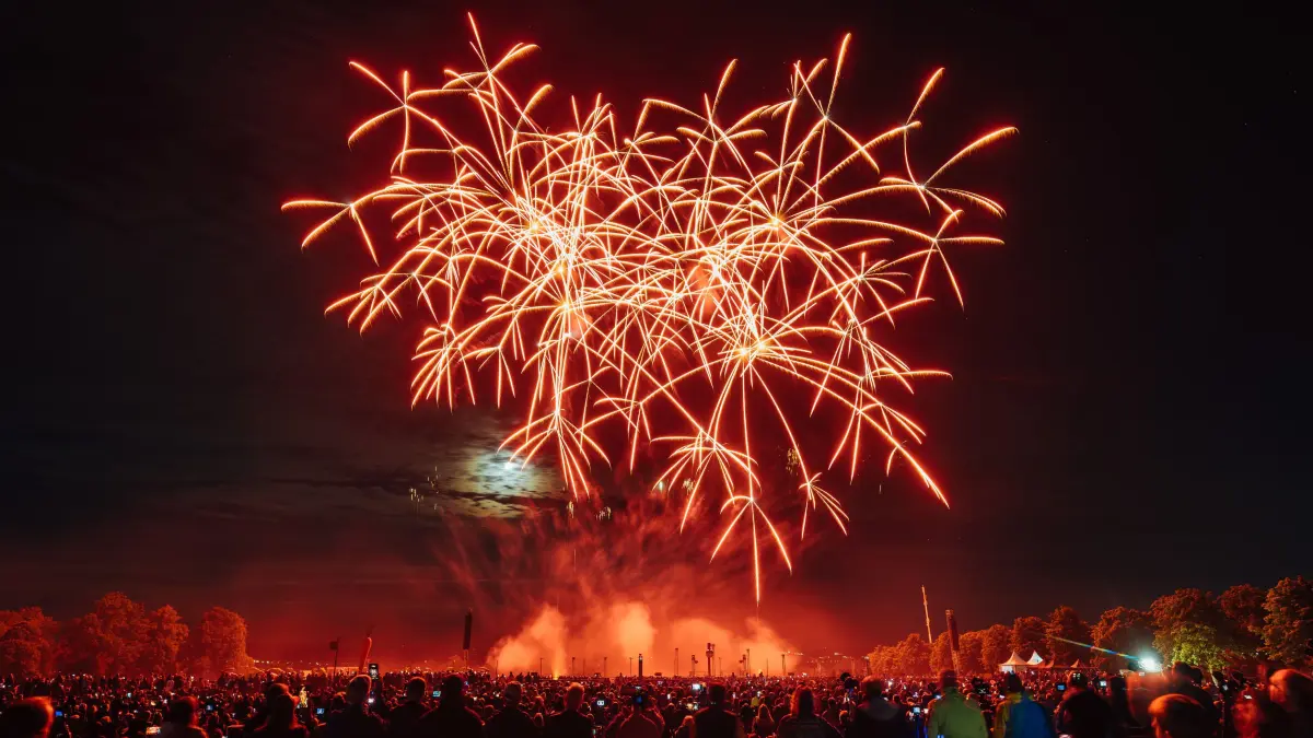 Flammende Sterne 2026 - Tag 3: 23.08.2026, Ostfildern: Besucher genießen bei den Flammenden Sternen 2026 das Feuerwerk der Pyrotechniker von der Bugano AG aus der Schweiz.