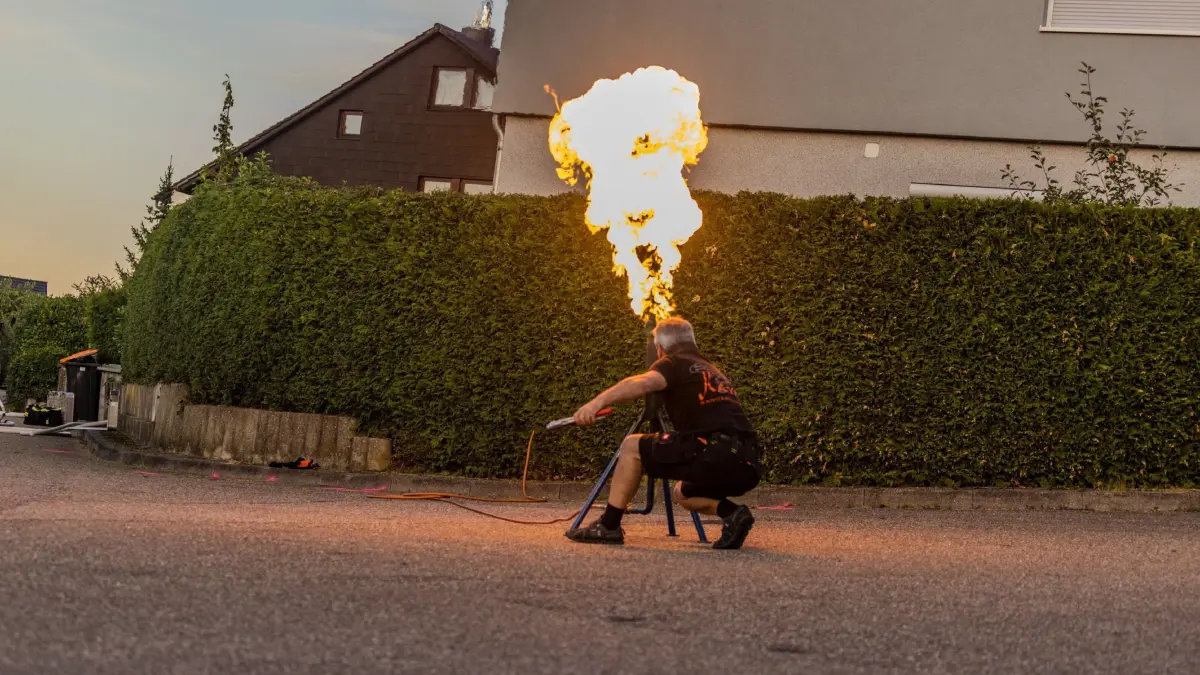 Weil der Stadt-Muenklingen: Ausstroemendes Gas aus Gastank sorgt fuer laengeren Feuerwehreinsatz : Ein leckgeschlagener Gastank hat am Sonntagabend einen groesseren Feuerwehreinsatz in Weil der Stadt-Muenklingen ausgeloest. Nach ersten Informationen der Feuerwehr trat aus bislang ungeklaerter Ursache Gas aus einem Tank unkontrolliert aus.<br />
<br />
Bei der ersten Erkundung stellten die Einsatzkraefte fest, dass es sich um ein Propan-Butan-Gemisch handelte. In dem Gastank sollen sich nach ersten Angaben noch rund fuenf Kubikmeter Gas befunden haben. Aufgrund der bestehenden Gefahr wurde der betroffene Bereich weitraeumig abgesperrt.<br />
<br />
Mehrere Gebaeude in unmittelbarer Naehe mussten vorsorglich evakuiert werden. Nach Angaben der Polizei waren davon rund 40 Personen betroffen. Die Feuerwehr kontrollierte den Gefahrenbereich und traf entsprechende Massnahmen, um eine weitere Gefaehrdung zu verhindern.<br />
<br />
Im Laufe des Abends wurde eine Fachfirma hinzugezogen, die sich um den beschaedigten Gastank und die weitere Sicherung kuemmerte. Der Einsatz zog sich ueber mehrere Stunden bis in den Abend hinein.<br />
<br />
Nach ersten Angaben wurde niemand verletzt. Die genaue Ursache fuer das Leck ist derzeit noch unklar.
