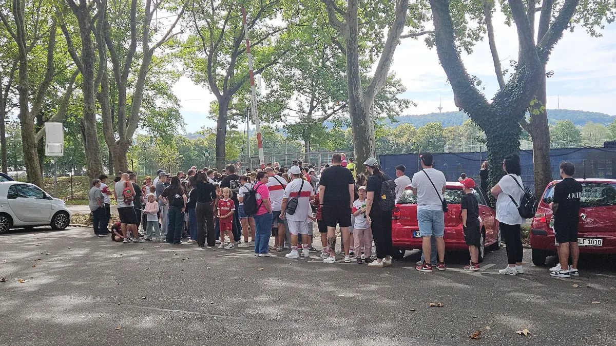 Training VfB Stuttgart : BAU // Stuttgart , Fußball Training VfB Stuttgart , Fans warten auf den Einlass