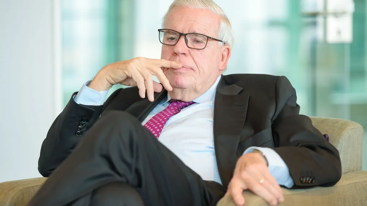 Klaus-Michael Kühne: ARCHIV - 09.02.2018, Hamburg: Klaus-Michael Kühne, Mäzen und Präsident des Stiftungsrates der Kühne-Stiftung, sitzt auf der Pressekonferenz zum Logistik-Tag der Kühne-Stiftung. Der Unternehmer und Mäzen Klaus-Michael Kühne ist tot. Er starb in der Nacht zum Montag im Alter von 89 Jahren in der Schweiz. Foto: Axel Heimken/dpa +++ dpa-Bildfunk +++