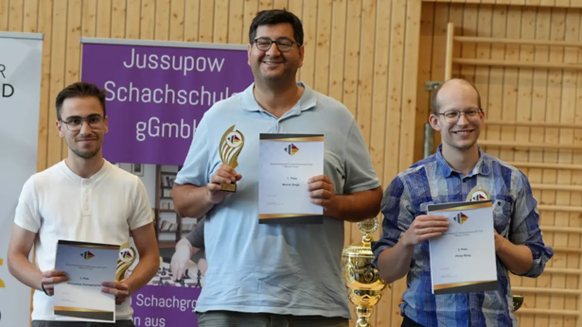 Marcel Singh (links) und Philip Maag vom SC Ostfildern bei der Siegerehrung. Maag landet am Ende auf Rang drei.