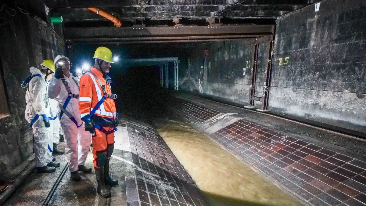 Begehung des Nesenbachkanals unter der B14 Schäden am Abwasserkanal führen ab 19. August zur Sperrung der Cannstatter Straße: Begehung des Nesenbachkanals unter der B14 Schäden am Abwasserkanal führen ab 19. August zur Sperrung der Cannstatter Straße