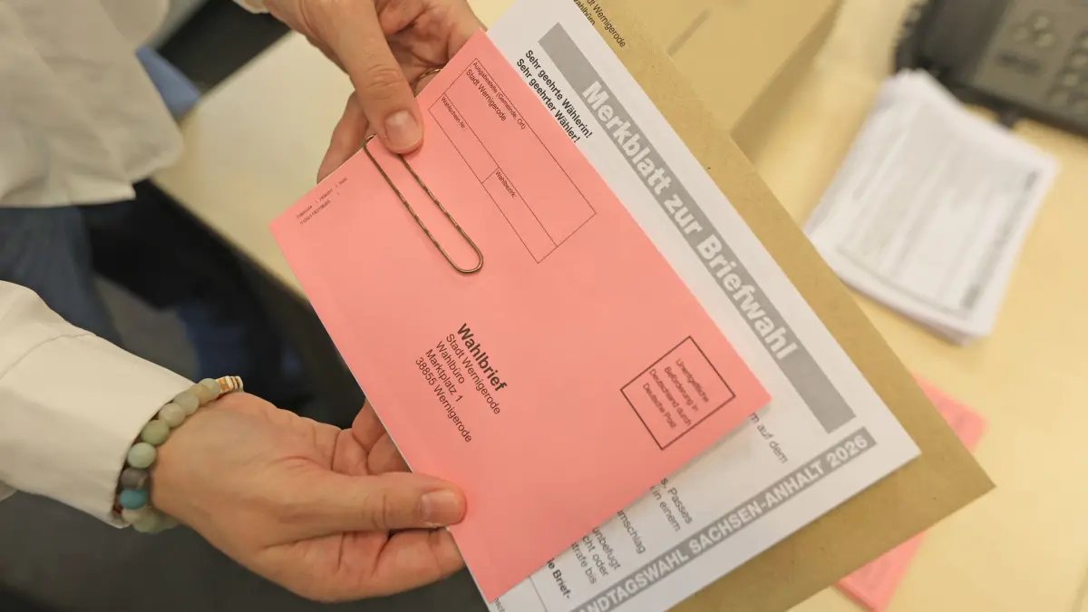 Vorbereitung für Briefwahl in Sachsen-Anhalt: ARCHIV - 19.08.2026, Sachsen-Anhalt, Wernigerode: Eine Mitarbeiterin der Stadtverwaltung stellt die Briefwahlunterlagen für die Briefwähler zusammen. Für Briefwähler hat die Stadt Wernigerode ein Wahlbüro eingerichtet. (zu dpa: «AfD warnt vor Trickserei bei der Briefwahl - Worum geht es?») Foto: Matthias Bein/dpa +++ dpa-Bildfunk +++