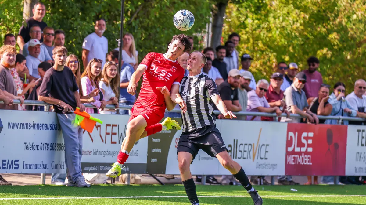 Fußball, Kreisliga A, SV Fellbach II - 1. FC Hohenacker: Bruno Poitner (rot, links)