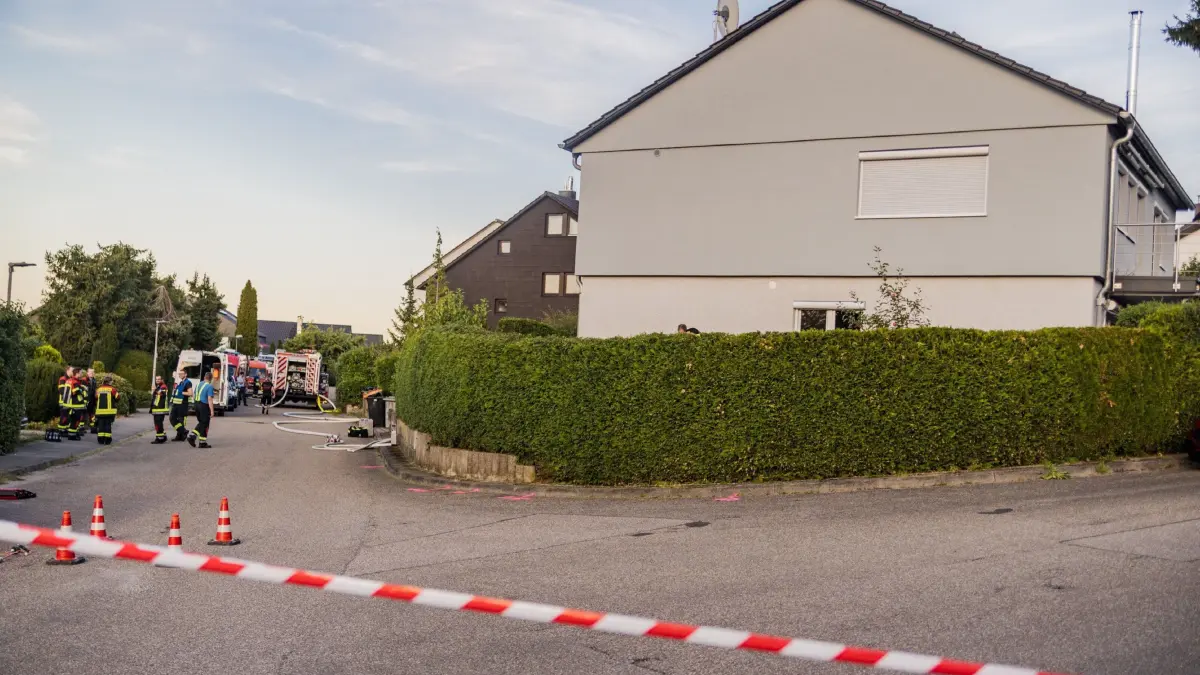 Weil der Stadt-Muenklingen: Ausstroemendes Gas aus Gastank sorgt fuer laengeren Feuerwehreinsatz : Ein leckgeschlagener Gastank hat am Sonntagabend einen groesseren Feuerwehreinsatz in Weil der Stadt-Muenklingen ausgeloest. Nach ersten Informationen der Feuerwehr trat aus bislang ungeklaerter Ursache Gas aus einem Tank unkontrolliert aus.<br />
<br />
Bei der ersten Erkundung stellten die Einsatzkraefte fest, dass es sich um ein Propan-Butan-Gemisch handelte. In dem Gastank sollen sich nach ersten Angaben noch rund fuenf Kubikmeter Gas befunden haben. Aufgrund der bestehenden Gefahr wurde der betroffene Bereich weitraeumig abgesperrt.<br />
<br />
Mehrere Gebaeude in unmittelbarer Naehe mussten vorsorglich evakuiert werden. Nach Angaben der Polizei waren davon rund 40 Personen betroffen. Die Feuerwehr kontrollierte den Gefahrenbereich und traf entsprechende Massnahmen, um eine weitere Gefaehrdung zu verhindern.<br />
<br />
Im Laufe des Abends wurde eine Fachfirma hinzugezogen, die sich um den beschaedigten Gastank und die weitere Sicherung kuemmerte. Der Einsatz zog sich ueber mehrere Stunden bis in den Abend hinein.<br />
<br />
Nach ersten Angaben wurde niemand verletzt. Die genaue Ursache fuer das Leck ist derzeit noch unklar.