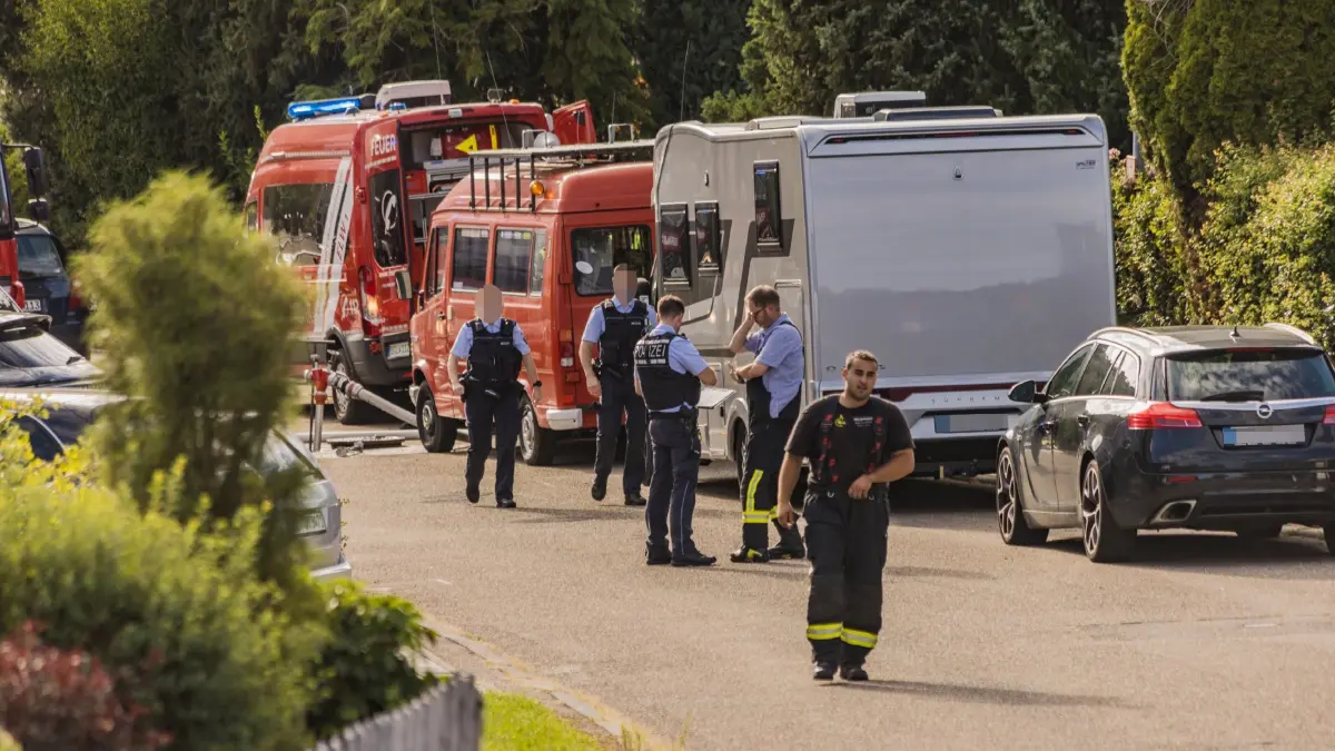Weil der Stadt-Muenklingen: Ausstroemendes Gas aus Gastank sorgt fuer laengeren Feuerwehreinsatz : Ein leckgeschlagener Gastank hat am Sonntagabend einen groesseren Feuerwehreinsatz in Weil der Stadt-Muenklingen ausgeloest. Nach ersten Informationen der Feuerwehr trat aus bislang ungeklaerter Ursache Gas aus einem Tank unkontrolliert aus.<br />
<br />
Bei der ersten Erkundung stellten die Einsatzkraefte fest, dass es sich um ein Propan-Butan-Gemisch handelte. In dem Gastank sollen sich nach ersten Angaben noch rund fuenf Kubikmeter Gas befunden haben. Aufgrund der bestehenden Gefahr wurde der betroffene Bereich weitraeumig abgesperrt.<br />
<br />
Mehrere Gebaeude in unmittelbarer Naehe mussten vorsorglich evakuiert werden. Nach Angaben der Polizei waren davon rund 40 Personen betroffen. Die Feuerwehr kontrollierte den Gefahrenbereich und traf entsprechende Massnahmen, um eine weitere Gefaehrdung zu verhindern.<br />
<br />
Im Laufe des Abends wurde eine Fachfirma hinzugezogen, die sich um den beschaedigten Gastank und die weitere Sicherung kuemmerte. Der Einsatz zog sich ueber mehrere Stunden bis in den Abend hinein.<br />
<br />
Nach ersten Angaben wurde niemand verletzt. Die genaue Ursache fuer das Leck ist derzeit noch unklar.