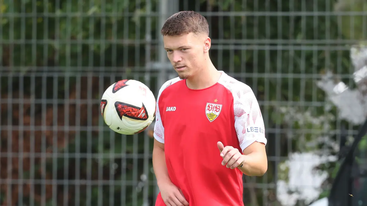Training VfB Stuttgart : BAU // Stuttgart , Fußball Training VfB Stuttgart , Dzenan Pejcinovic