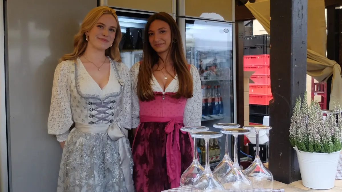 Dirndl auf dem Stuttgarter Weinfest - diese beiden Dirndl-Trägerinnen sind in der Stadtlaube beim Rathaus gerne in diesem Kleidungsstil im Service unterwegs.