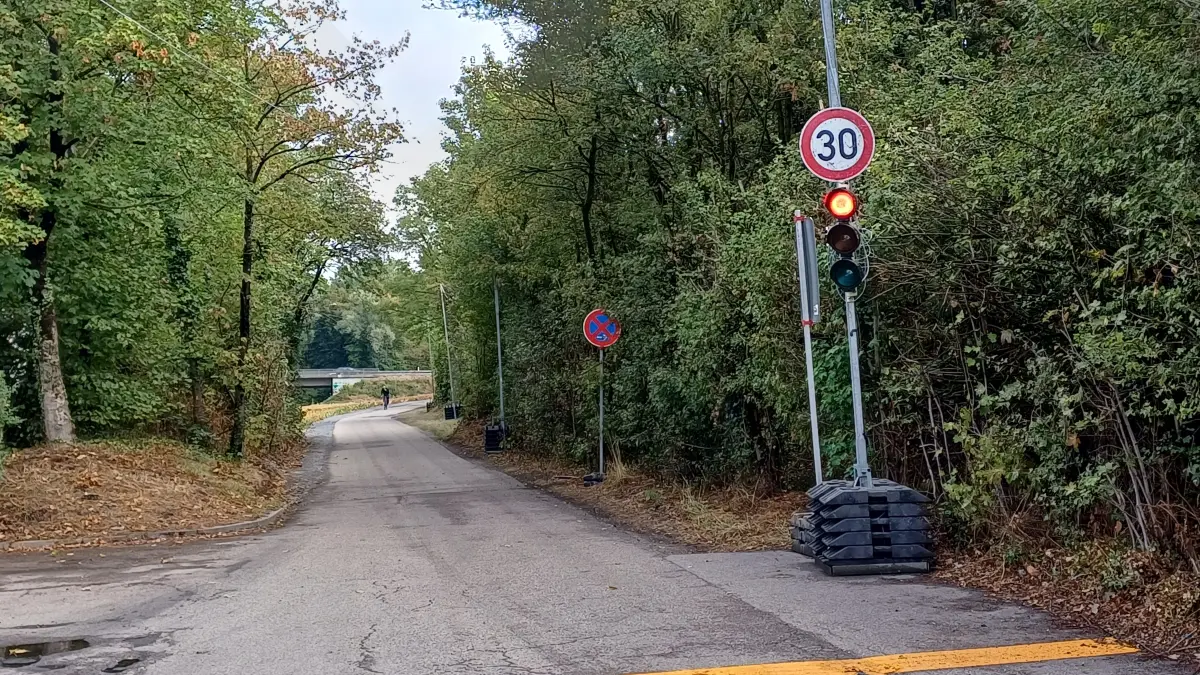 Auf dem Radweg an der Kläranlage zwischen Marbach und Murr regelt eine Ampel den Verkehr. Doch die Schaltung erscheint ziemlich willkürlich.