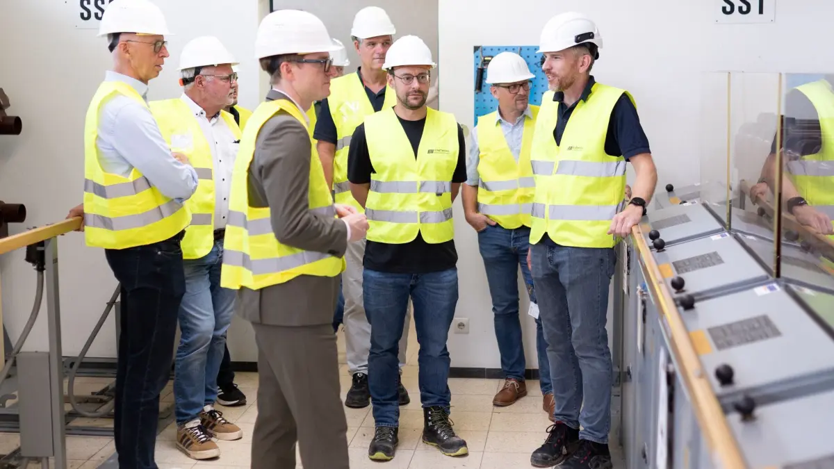 Bei seiner Sommertour informierte sich Oberbürgermeister Markus Kleemann über die Arbeiten am Umspannwerk Mahdental und weitere Maßnahmen im Stromnetz