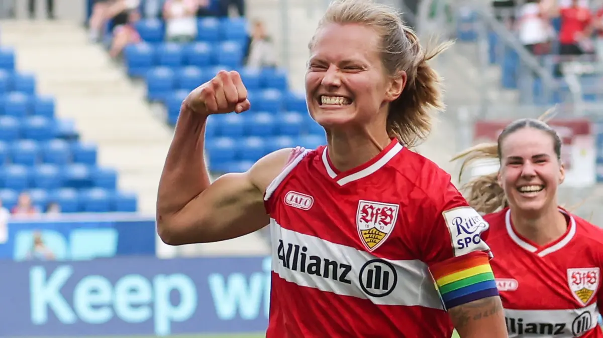 BAU // 2026.8.23, Deutschland, Sinsheim, Fußball Frauen TSG Hoffenheim vs. VfB Stuttgart, Torschützin Maximiliane Rall (VfB) jubelt über das Tor zum 1:1 und zeigt ihren Bizeps