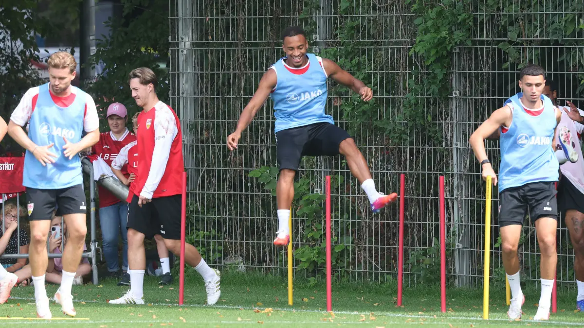Training VfB Stuttgart : BAU // Stuttgart , Fußball Training VfB Stuttgart , mitte: Jamie Leweling
