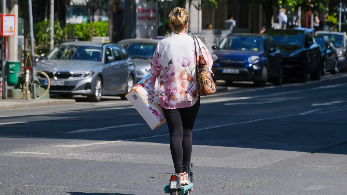 Düsseldorf 14.05.2025 E-Scooter Elektroroller E-Roller Escooter Elektroscooter Mobilitätswende Verkehrswende Radweg Fahrradweg Strassenverkehr Auto-Fahrstreifen Unfallgefahr Unfallversicherung Haftpflichtversicherung Einkaufsfahrt Einkaufstasche DM Drogeriemarkt Einkaufen Transportmittel Düsseldorf Nordrhein-Westfalen Deutschland *** Düsseldorf 14 05 2025 E Scooter Electric scooter E scooter Escooter Electric scooter Mobility turnaround Traffic turnaround Bicycle lane Bicycle lane Road traffic Car lane Accident risk Accident insurance Liability insurance Shopping trip Shopping bag DM drugstore Shopping means of transport Düsseldorf North Rhine-Westphalia Germany