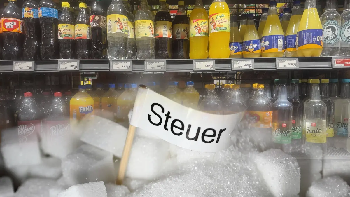 ACHTUNG FOTOMONTAGE: Zuckersteuer soll 2027 eingefuehrt werden. Zuckersteuer auf Softdrinks kommt,Zuckerabgabe. Zuckerhaltige Softdrinks in einem Regal in einem Supermarkt. *** ATTENTION: PHOTO MONTAGE Sugar tax to be introduced in 2027 Sugar tax on soft drinks is coming, sugar levy Sugary soft drinks on a shelf in a supermarket