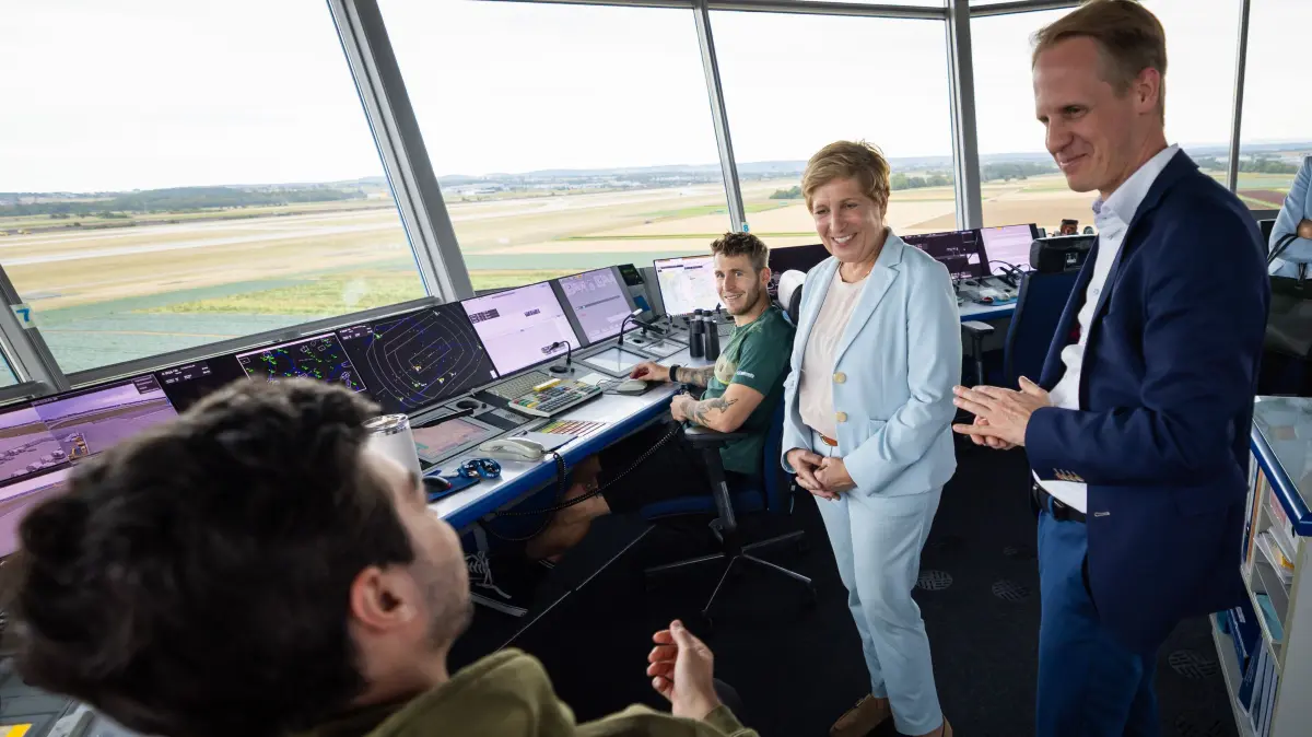 Verkehrsministerin Razavi am Flughafen: Stuttgart, Baden-Württemberg, 24.08.2026:
Nicole Razavi (CDU, Ministerin für Verkehr des Landes Baden-Württemberg) besucht im Rahmen ihrer Sommertour den Flughafen Stuttgart.
Im Bild:Nicole Razavi sprich mit den Fluglotsen im Tower der Deutschen Flugsicherung mit einem Flugzeug
Notiz: No model release. Kein Einverständnis für Werbung, keine Weitergabe an Dritte.