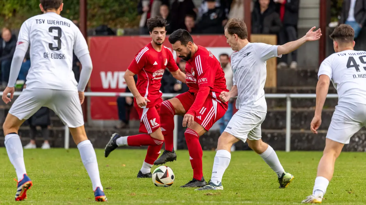 TSG Esslingen um Top-Stürmer Enes Coskun (am Ball) gegen TSV Wernau – das könnte auch in der kommenden Saison ein Spitzenspiel sein.