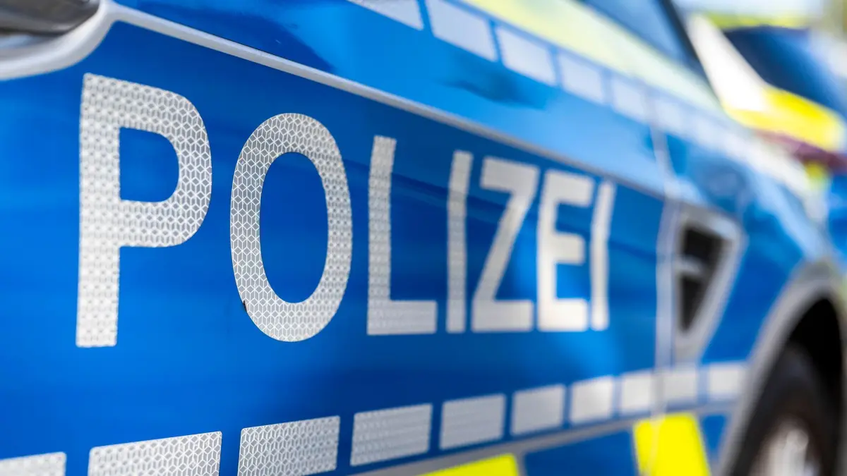 Polizeiauto Symbolbild: ILLUSTRATION - 28.09.2021, Nordrhein-Westfalen, Gütersloh: An der Tür von einem Streifenwagen steht der Schriftzug «Polizei». (Symbolbild) (zu dpa: «Papagei auf Balkon sorgt für ungewöhnlichen Polizeieinsatz») Foto: David Inderlied/dpa +++ dpa-Bildfunk +++